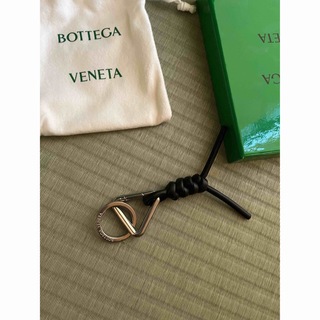 ボッテガヴェネタ(Bottega Veneta)の【新品未使用】ボッテガヴェネタ　トライアングルキーリング(キーホルダー)