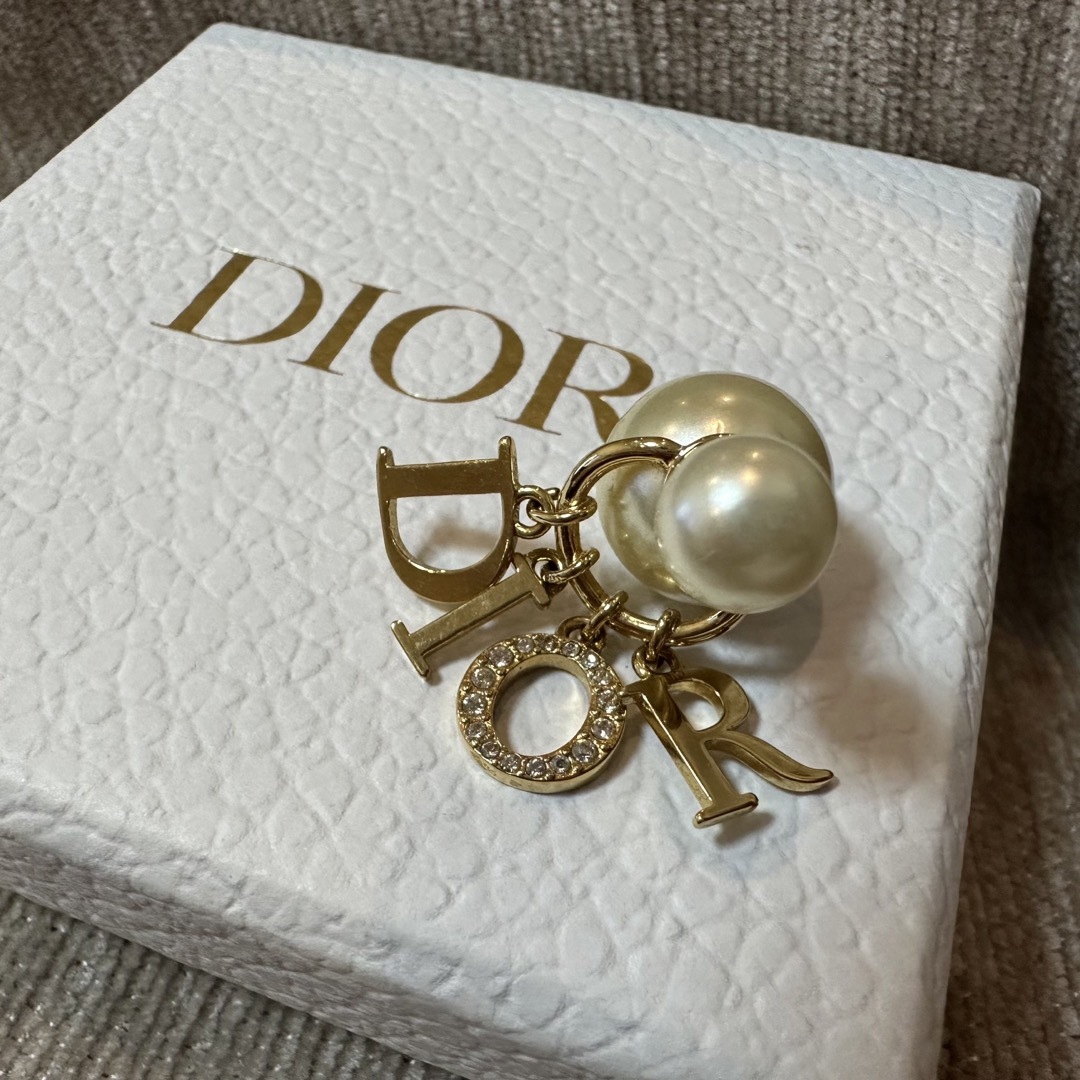 Dior パール ロゴ ピアス 1つ - ピアス