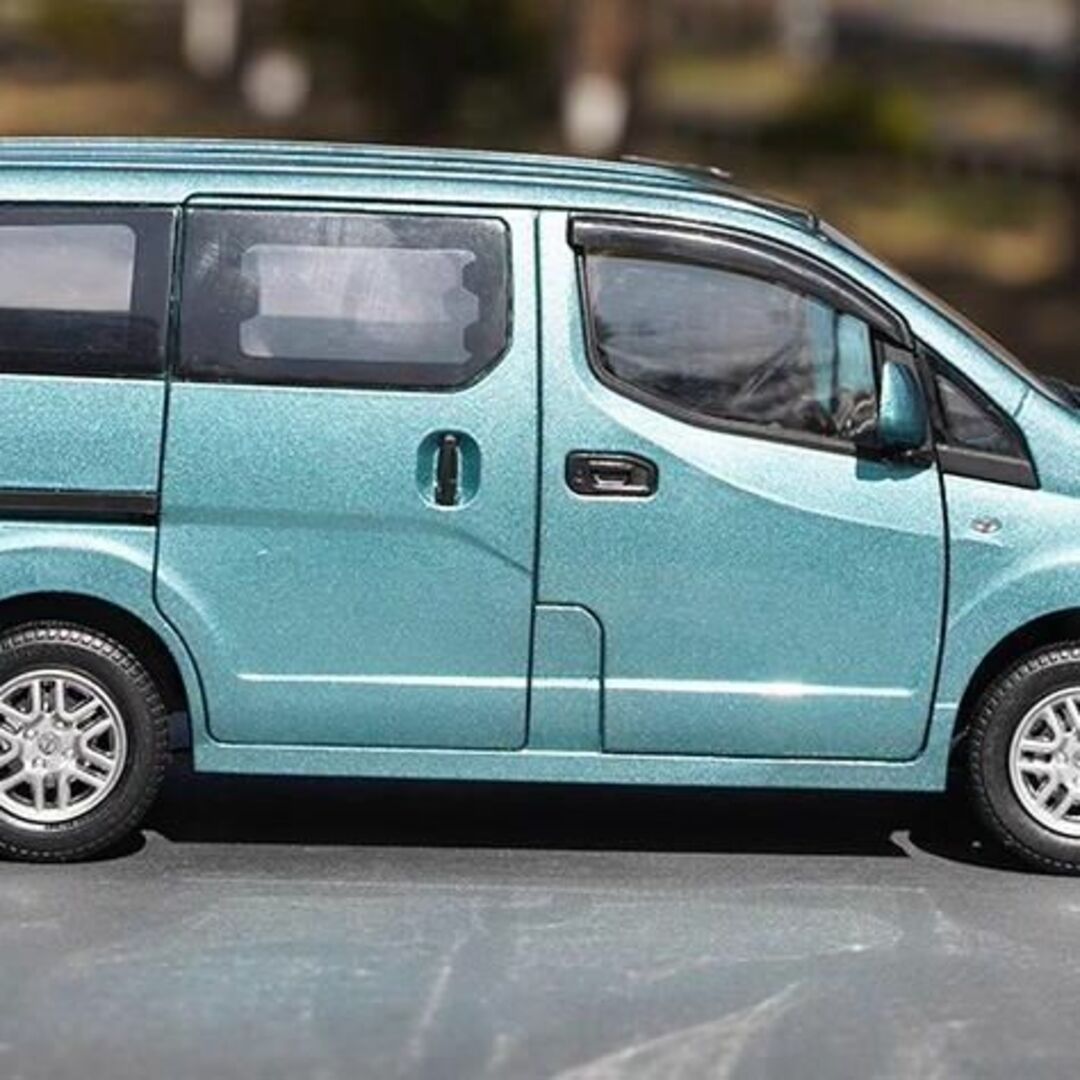 ミニカー 1/18 ニッサン NV200 MPV 1