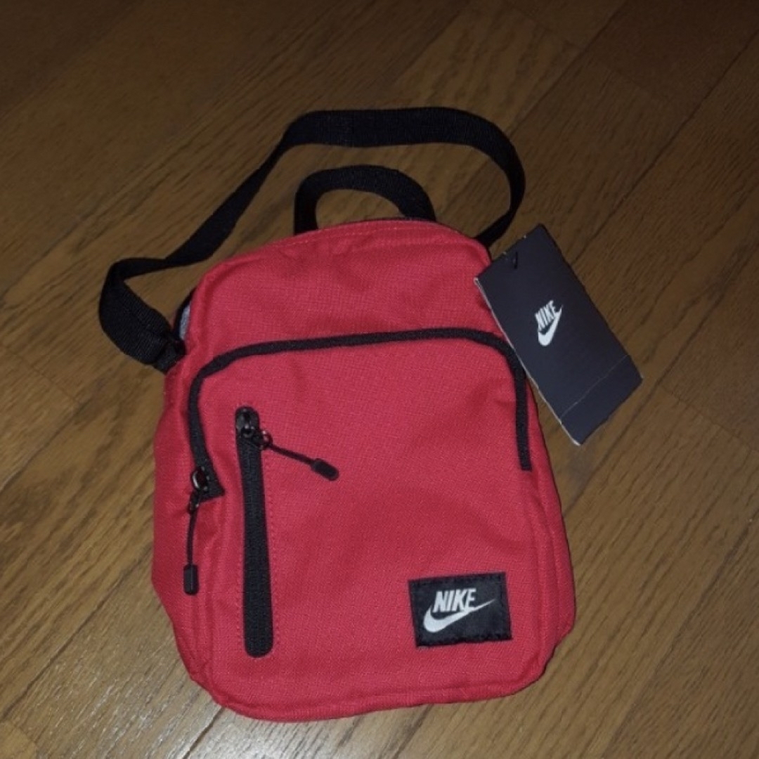 NIKE(ナイキ)の新品  NIKE  ショルダーバッグ (色 赤) メンズのバッグ(ショルダーバッグ)の商品写真