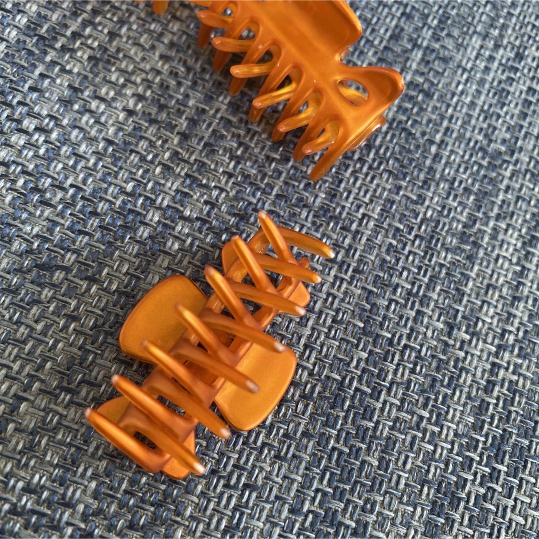 オレンジ色のミニヘアクリップ　3個セット レディースのヘアアクセサリー(バレッタ/ヘアクリップ)の商品写真