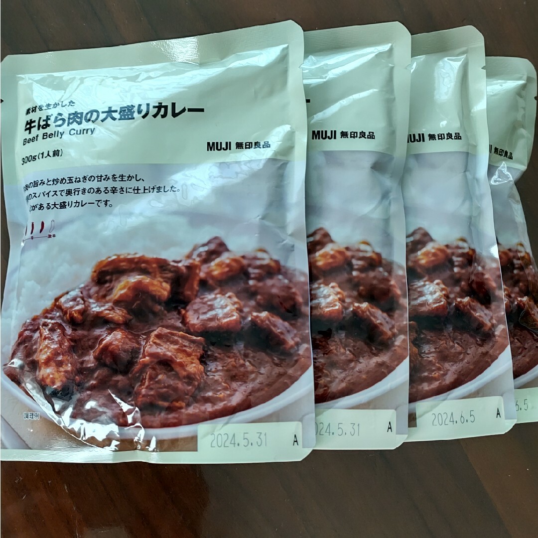 MUJI (無印良品)(ムジルシリョウヒン)のレトルトカレー　牛ばら肉の大盛りカレー　4袋 食品/飲料/酒の加工食品(レトルト食品)の商品写真