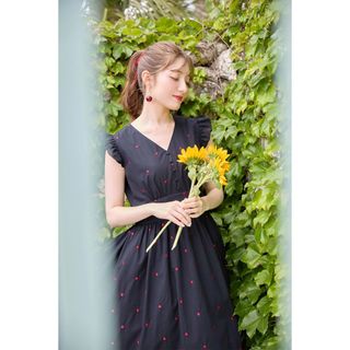 トッコクローゼット(TOCCO closet)のフリル付きくるみ飾り釦ハート刺繍ノースリーブワンピース【haden ヘイドン(ロングワンピース/マキシワンピース)