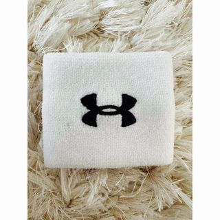 アンダーアーマー(UNDER ARMOUR)の【匿名・即日】アンダーアーマー リストバンド １個(バングル/リストバンド)