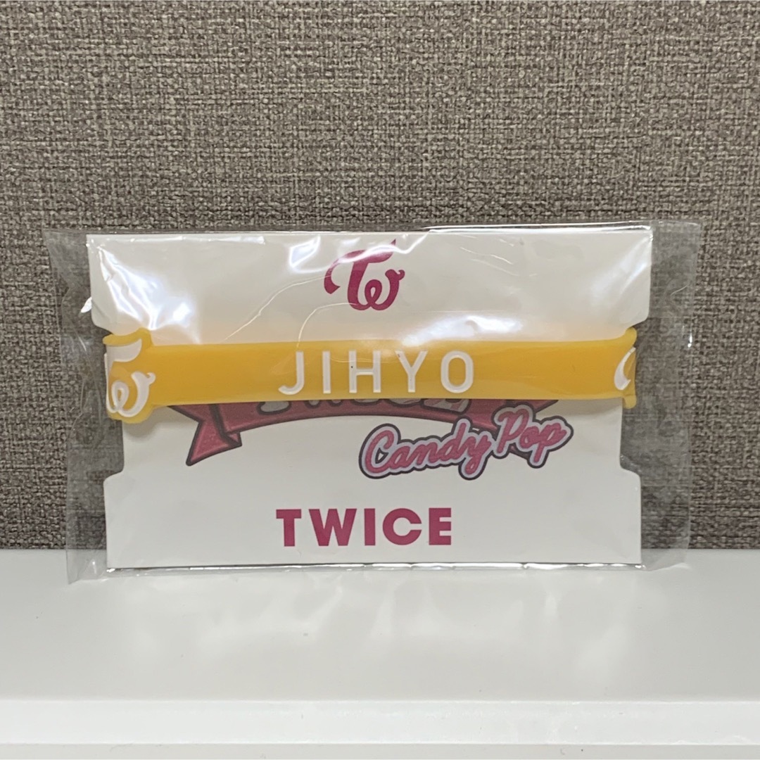 TWICE(トゥワイス)の【新品・未開封】ジヒョ ラバーバンド エンタメ/ホビーのタレントグッズ(アイドルグッズ)の商品写真