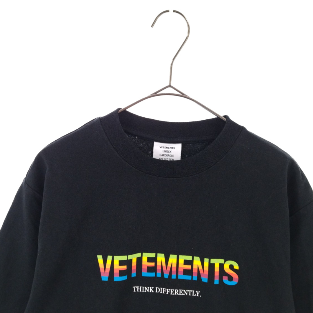 VETEMENTS ヴェトモン 21SS マルチカラーロゴプリントTシャツ 半袖Tシャツ UE51TR620B ブラック 半袖Tシャツ メンズのトップス(Tシャツ/カットソー(半袖/袖なし))の商品写真