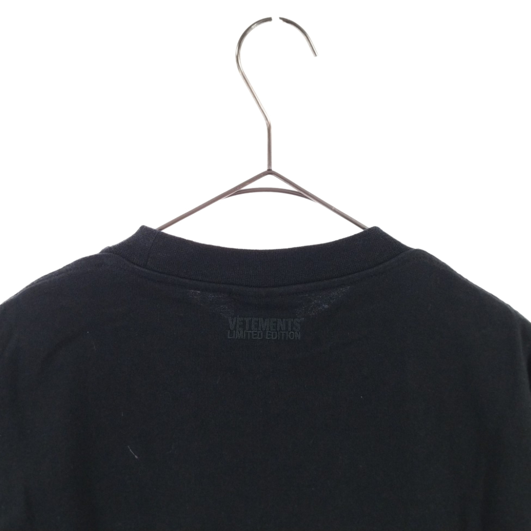 VETEMENTS ヴェトモン 21SS マルチカラーロゴプリントTシャツ 半袖Tシャツ UE51TR620B ブラック 半袖Tシャツ メンズのトップス(Tシャツ/カットソー(半袖/袖なし))の商品写真