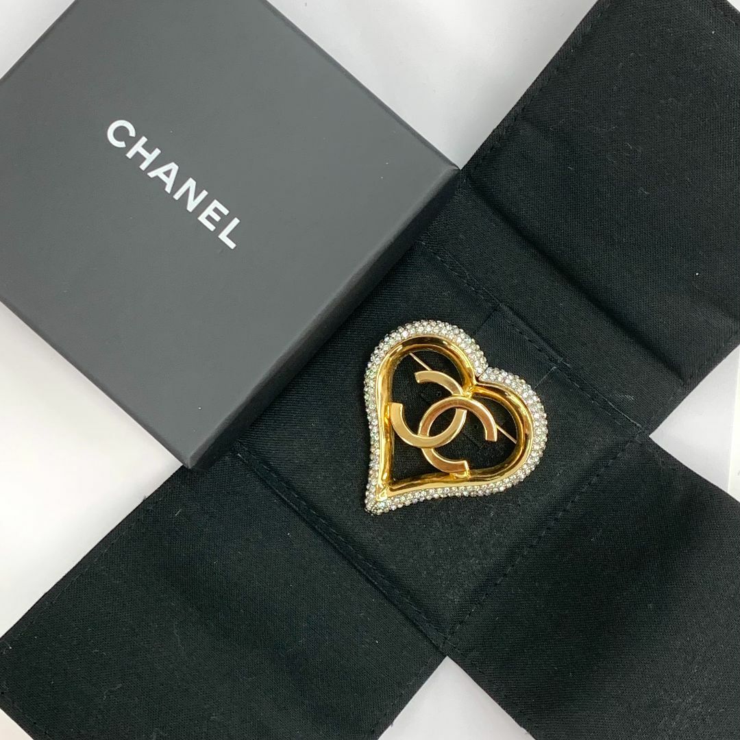 CHANEL(シャネル)の7112 シャネル ココマーク ハート ラインストーン ブローチ ゴールド レディースのアクセサリー(ブローチ/コサージュ)の商品写真