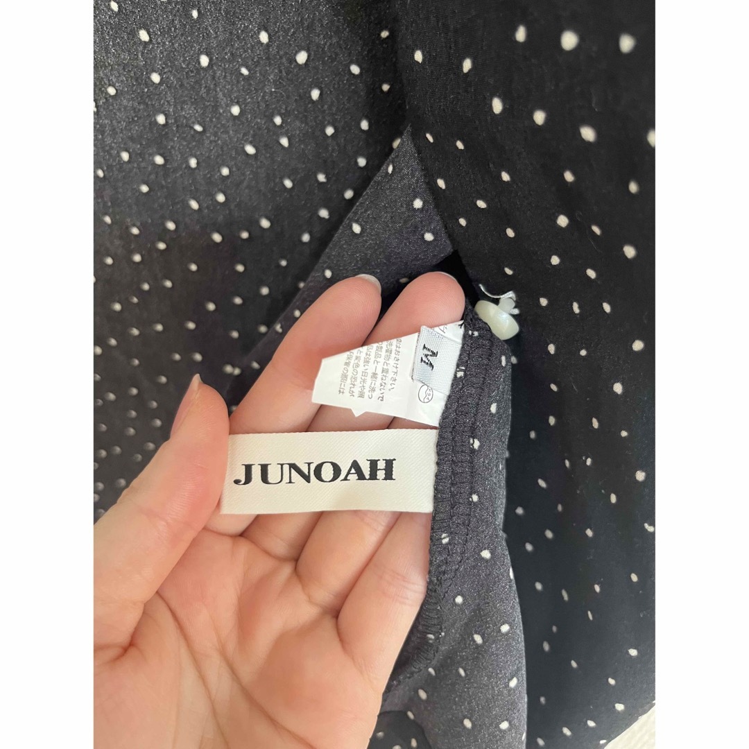 JUNOAH(ジュノア)の●JUNOAH● Ｖネックドットブラウス ブラック レディースのトップス(シャツ/ブラウス(半袖/袖なし))の商品写真