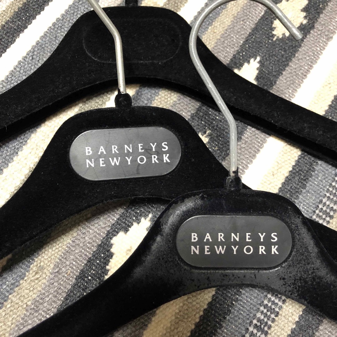 BARNEYS NEW YORK(バーニーズニューヨーク)のUSA仕入れ　ヴィンテージ　バーニーズニューヨーク ベルベットハンガーセット メンズのファッション小物(その他)の商品写真