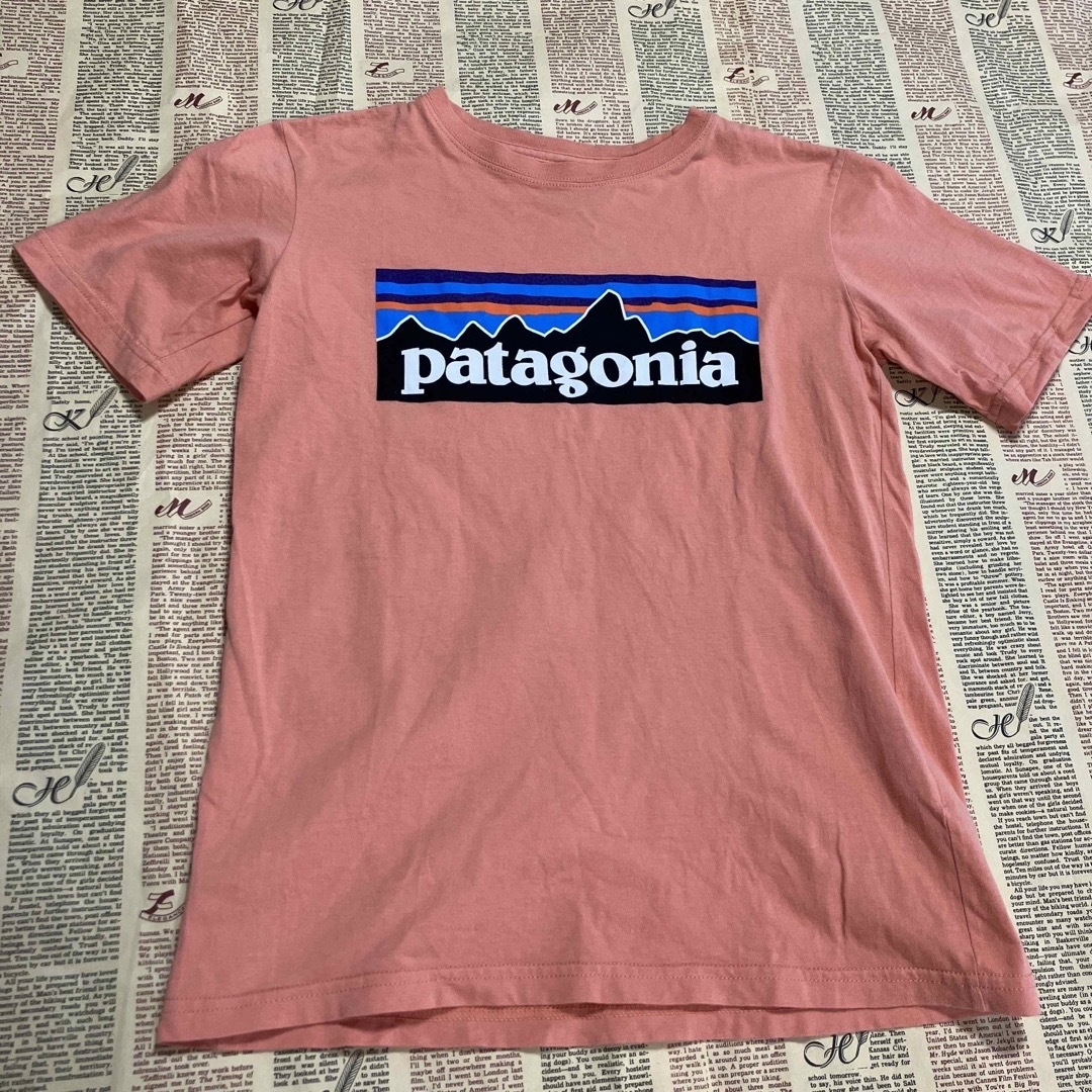 patagonia(パタゴニア)のもも様専用130cm patagoniaオーガニックサーティP-6ロゴ キッズ/ベビー/マタニティのキッズ服男の子用(90cm~)(Tシャツ/カットソー)の商品写真