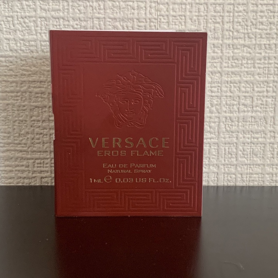 Gianni Versace(ジャンニヴェルサーチ)のヴェルサーチ　Versace エロス フレイム オーデパルファム　1ml コスメ/美容の香水(香水(女性用))の商品写真