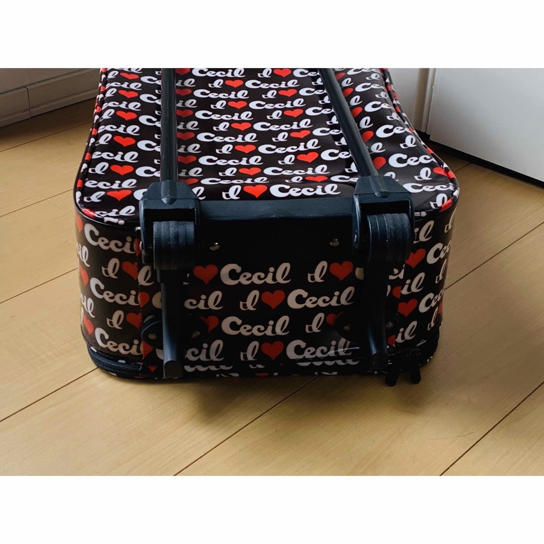CECIL McBEE(セシルマクビー)のセシルマクビー　黒×ハート柄キャリーケース　スーツケース レディースのバッグ(スーツケース/キャリーバッグ)の商品写真