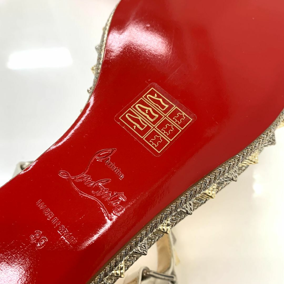 Christian Louboutin(クリスチャンルブタン)の6873 未使用 クリスチャンルブタン カタクロウ スタッズ サンダル ホワイト レディースの靴/シューズ(サンダル)の商品写真