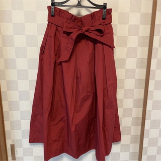 ユニクロ(UNIQLO)のユニクロ　スカート　赤　Ｍサイズ(ひざ丈スカート)