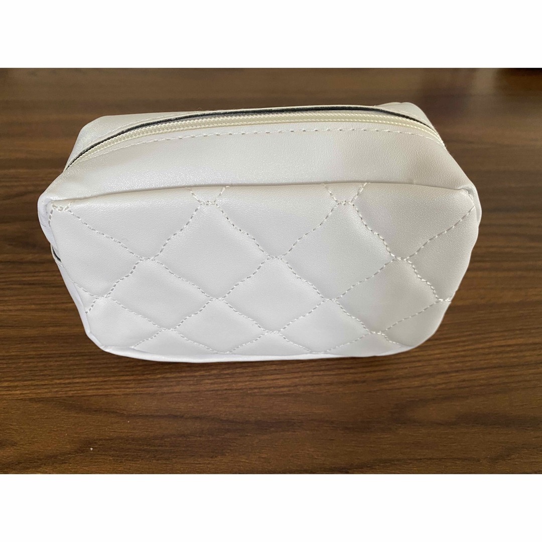 新品:チェーンクロスボディバッグ　キルティング　ホワイト レディースのバッグ(ショルダーバッグ)の商品写真