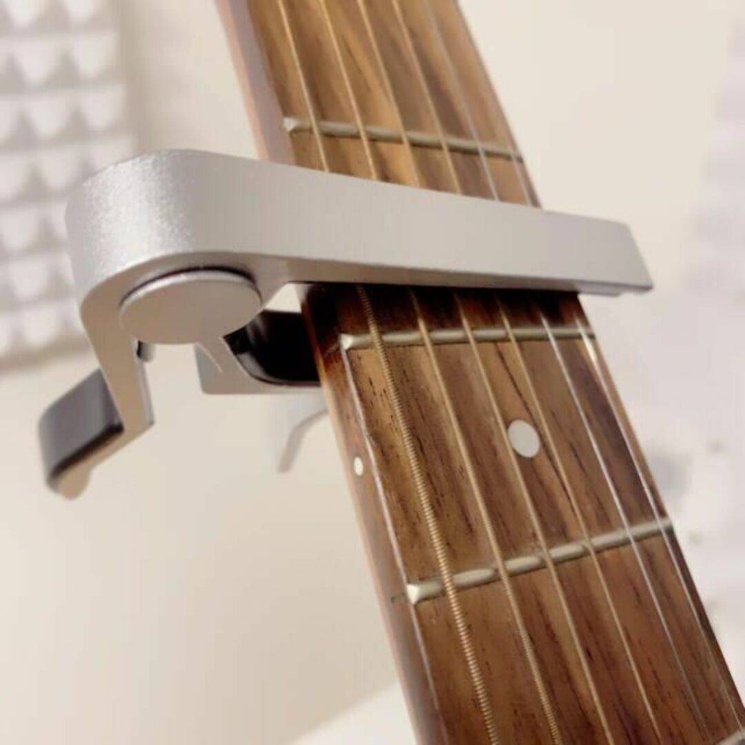 カポタスト【シルバー】ギターピック6枚付きアルミ合金 カポ 楽器のギター(アコースティックギター)の商品写真