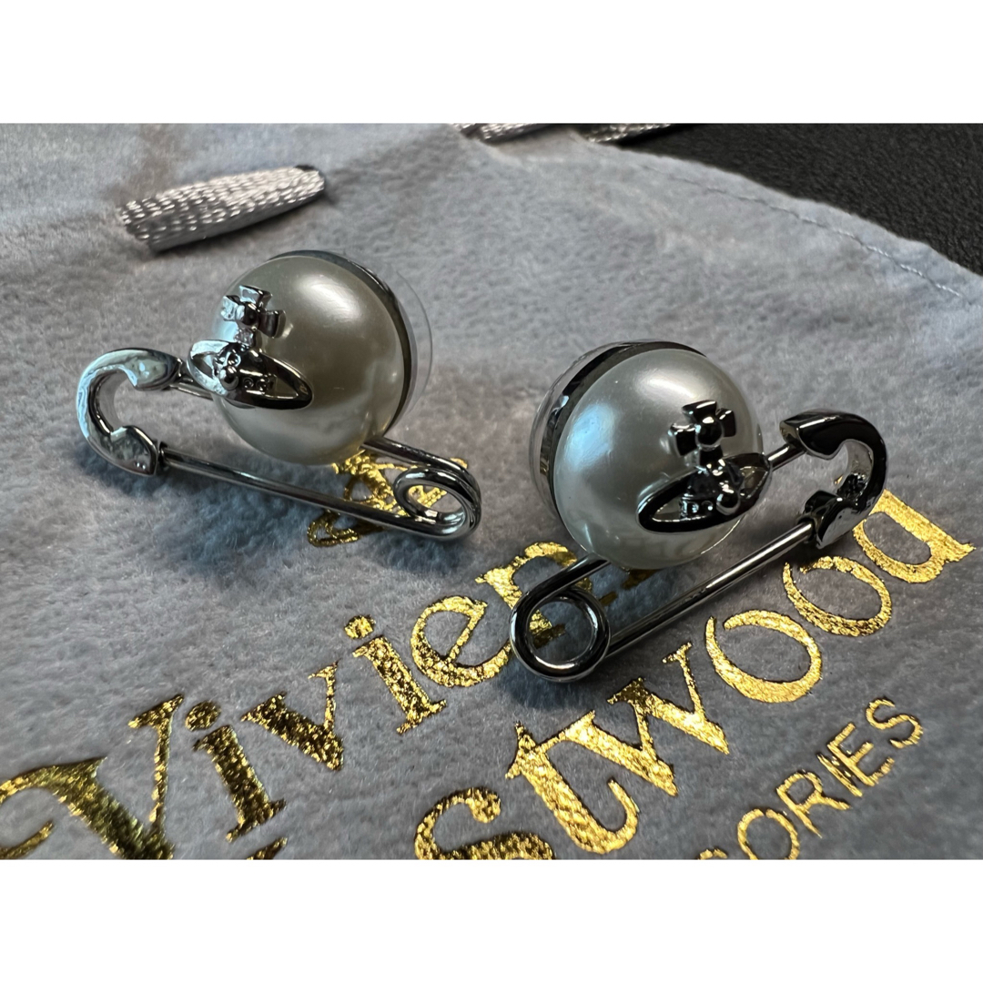 Vivienne Westwood(ヴィヴィアンウエストウッド)の【新品】viviennewestwood 安全ピンピアス レディースのアクセサリー(ピアス)の商品写真