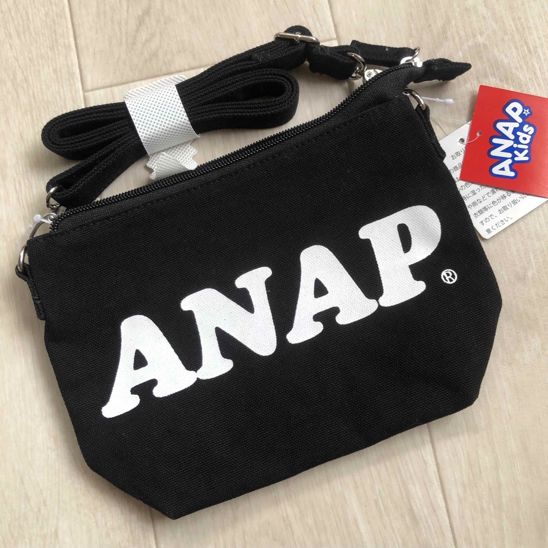 ANAP Kids(アナップキッズ)の新品ANAPKIDS☆ロゴ  ショルダーバッグ 黒　アナップキッズ キッズ/ベビー/マタニティのこども用バッグ(ポシェット)の商品写真