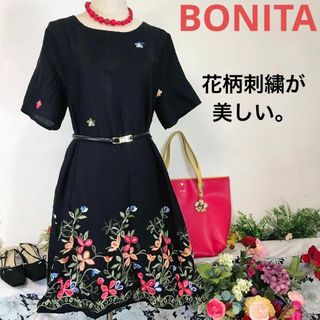 ボニータ(BONITA)のボニータ　半袖ワンピース膝丈　フリーサイズ　黒ブラック　ポケットあり　刺繍花柄(ひざ丈ワンピース)