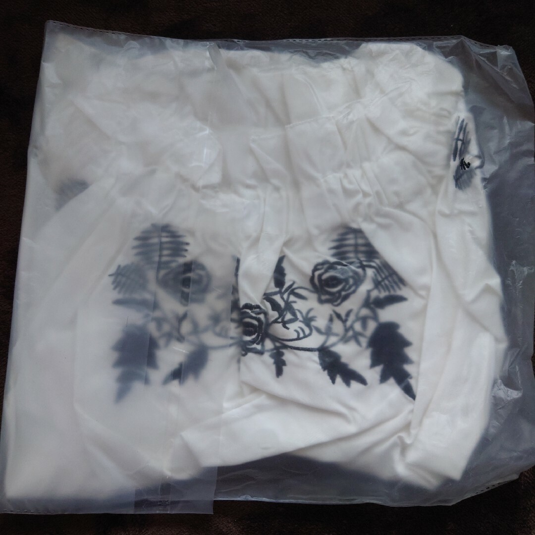 オフショルダー トップス 刺繍 レディースのトップス(シャツ/ブラウス(長袖/七分))の商品写真