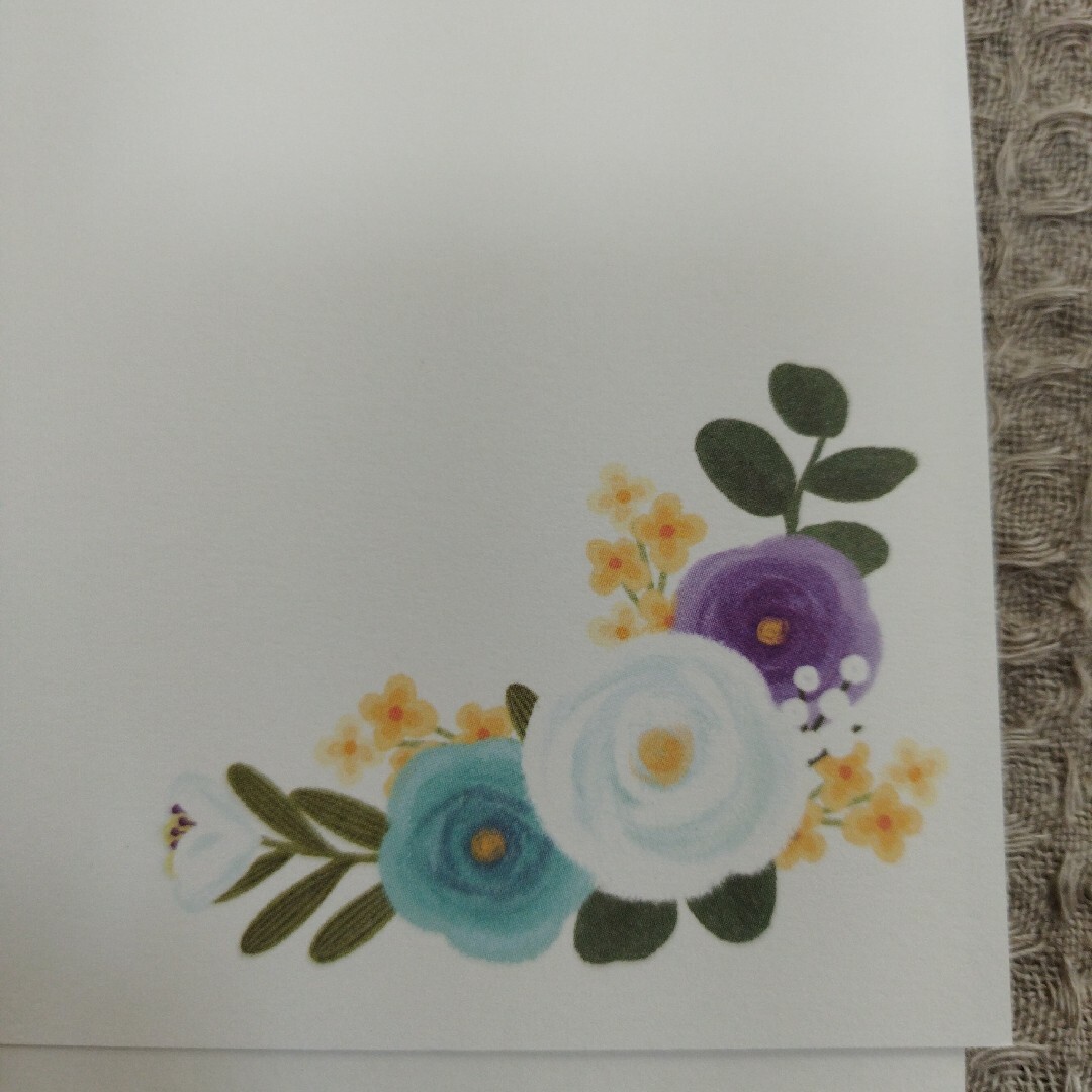 花の切り絵のメッセージカード　パープル ハンドメイドの文具/ステーショナリー(カード/レター/ラッピング)の商品写真