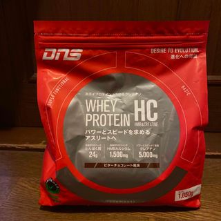 ディーエヌエス(DNS)のDNS ホエイプロテイン　HMB&クレアチン　1,050g ビターチョコレート風(プロテイン)