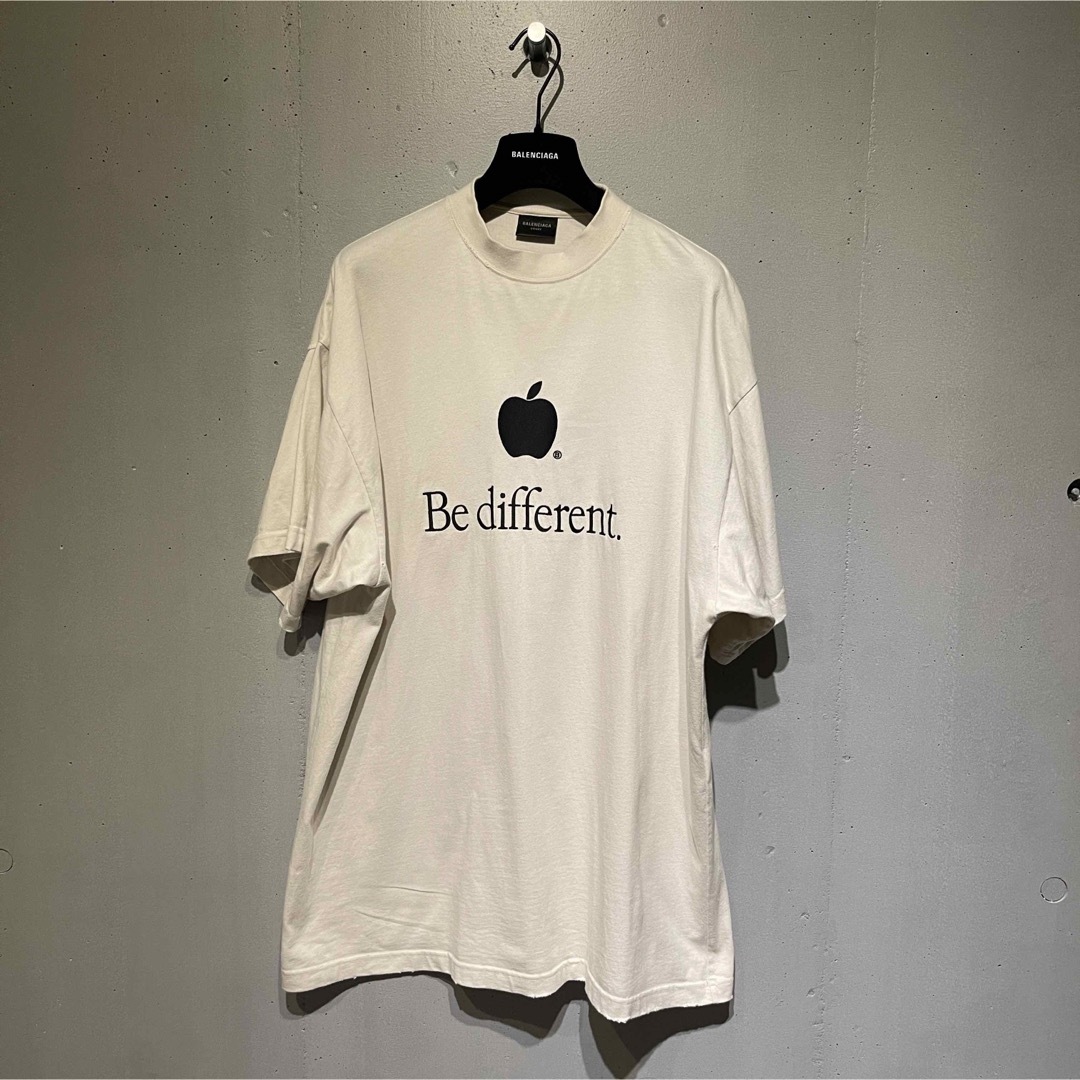 BALENCIAGA Be different Apple Tシャツ