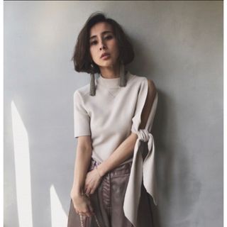 アメリヴィンテージ(Ameri VINTAGE)のASYMMETRY KNOT SLEEVE KNIT(ニット/セーター)