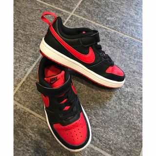 ナイキ(NIKE)のNIKE スニーカー　kids コートビジョン　ブラック✖︎レッド(スニーカー)