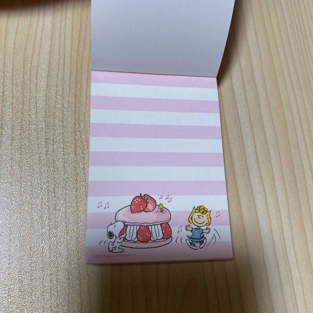 PEANUTS(ピーナッツ)のスヌーピー　peanuts ミニメモ　マカロン　ケーキ　新品未使用　サリー インテリア/住まい/日用品の文房具(ノート/メモ帳/ふせん)の商品写真