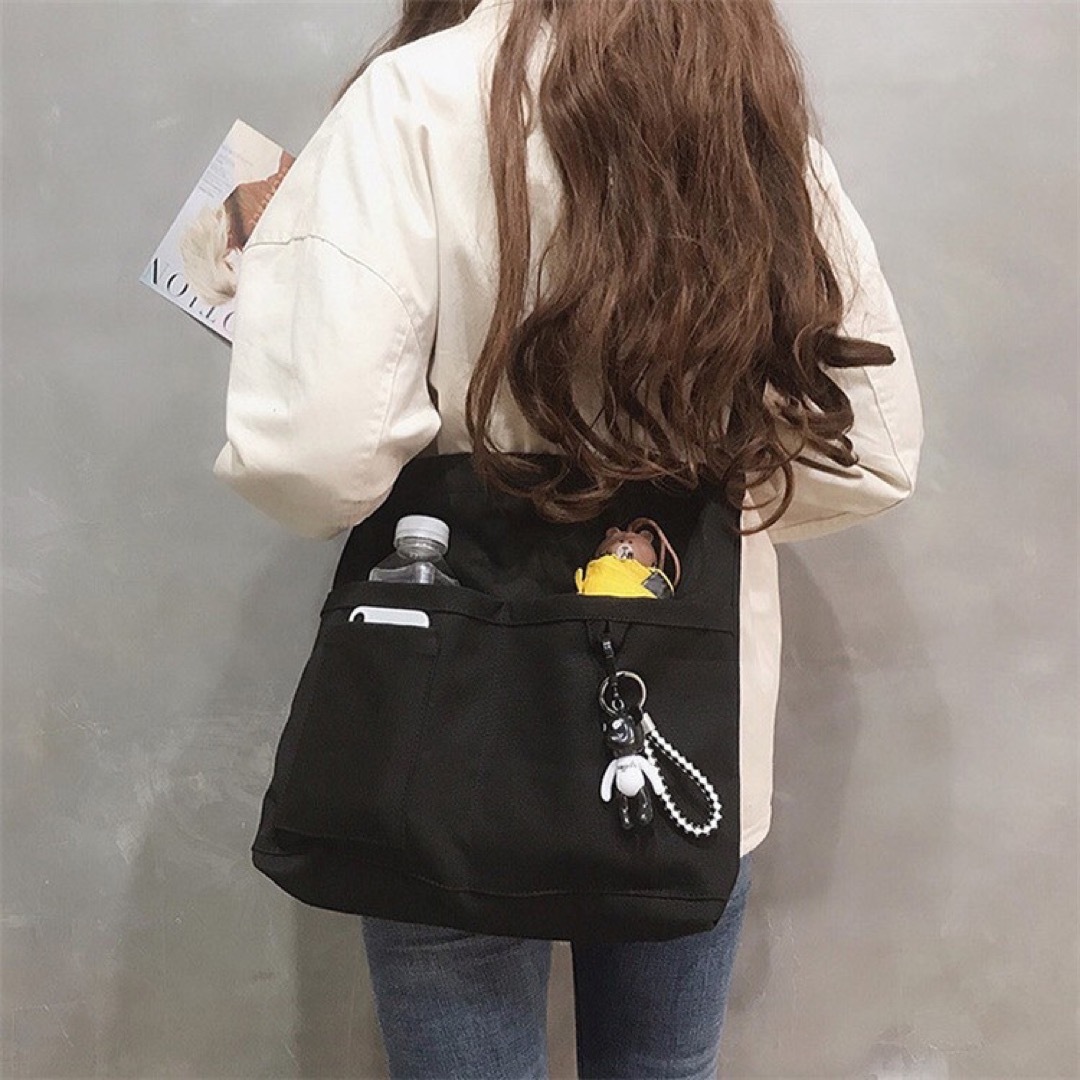 キャンバストートバッグ ショルダーバッグ ブラック 黒 キーホルダー付き 韓国 レディースのバッグ(ショルダーバッグ)の商品写真