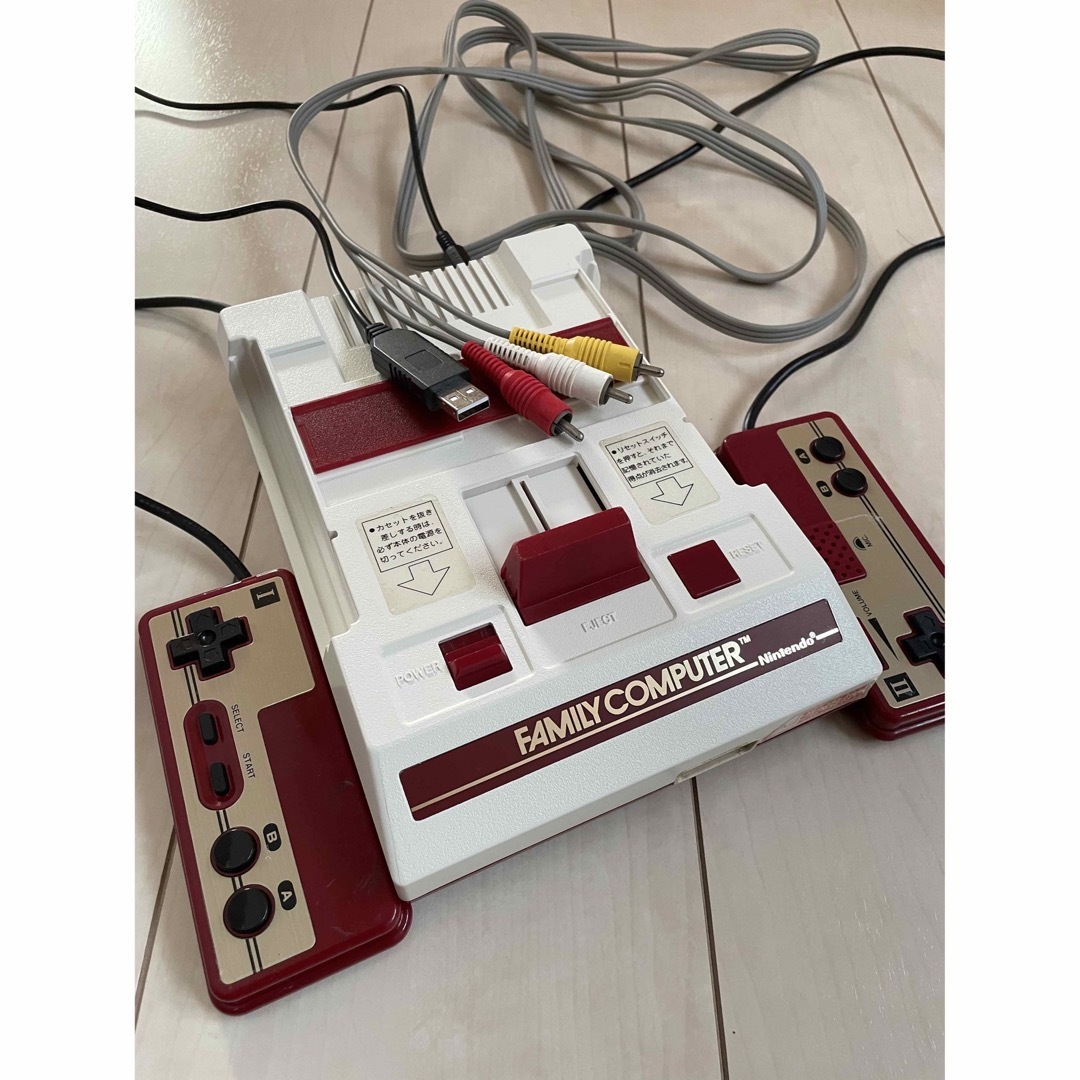 ファミリーコンピュータ(ファミリーコンピュータ)のファミコン本体 AV化改造 付属品有り　USB電源 エンタメ/ホビーのゲームソフト/ゲーム機本体(家庭用ゲーム機本体)の商品写真