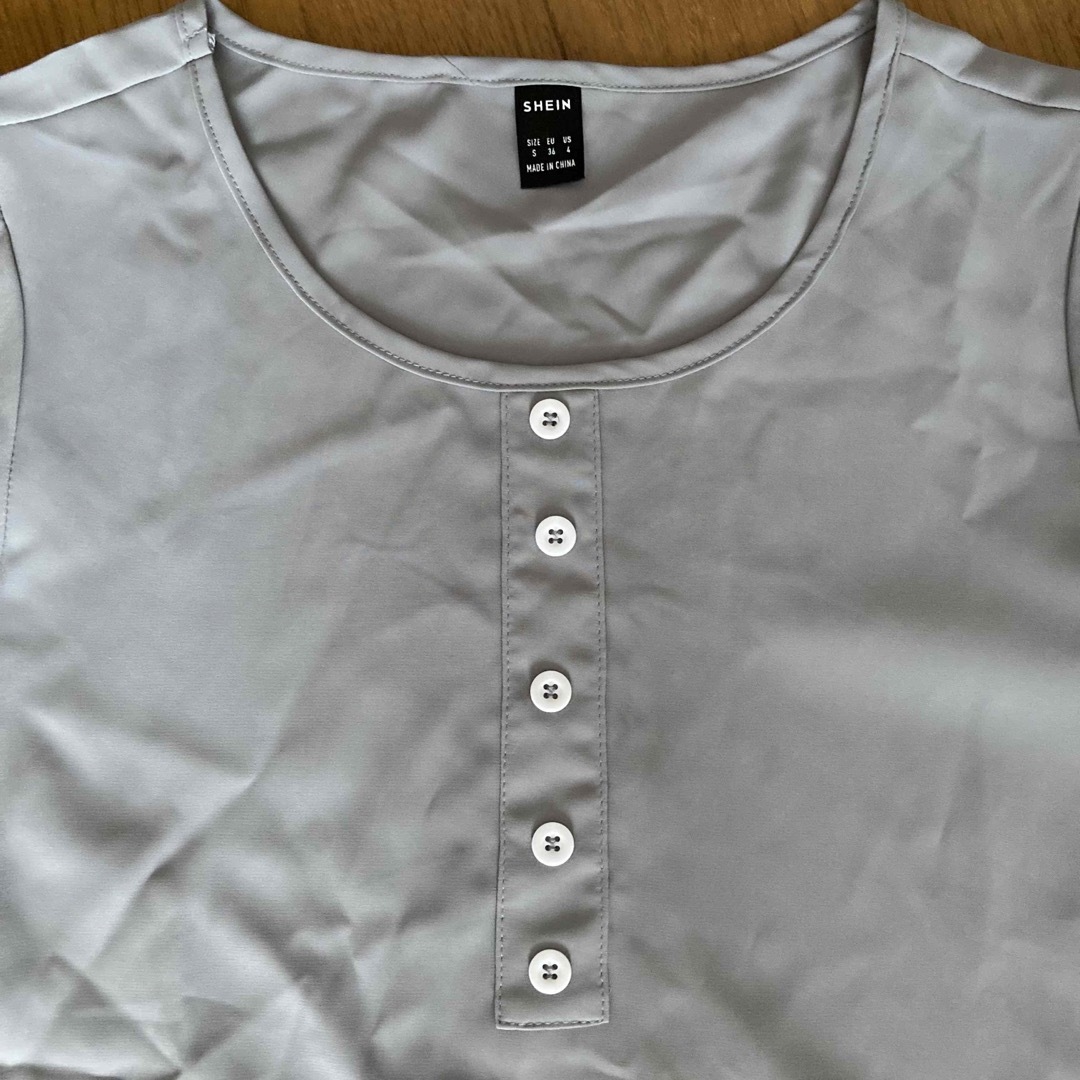 SHEIN(シーイン)の新品未着用 SHEIN ハーフボタン バタフライスリーブブラウス Sライトグレー レディースのトップス(シャツ/ブラウス(半袖/袖なし))の商品写真