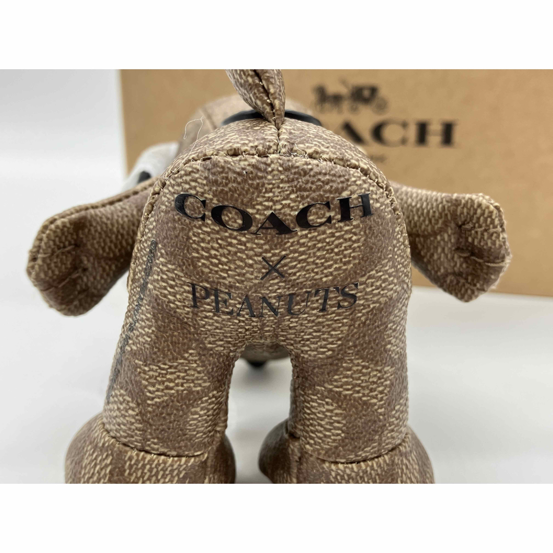 COACH(コーチ)の【COACH 5401】 スヌーピー コラボ　チャーム　ベージュ ブラック  レディースのアクセサリー(チャーム)の商品写真