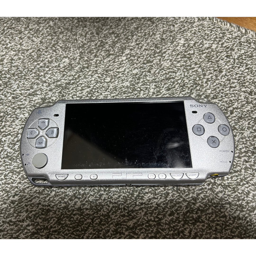 PlayStation Portable(プレイステーションポータブル)のPSP2000(シルバー) 本体+充電器 エンタメ/ホビーのゲームソフト/ゲーム機本体(携帯用ゲーム機本体)の商品写真