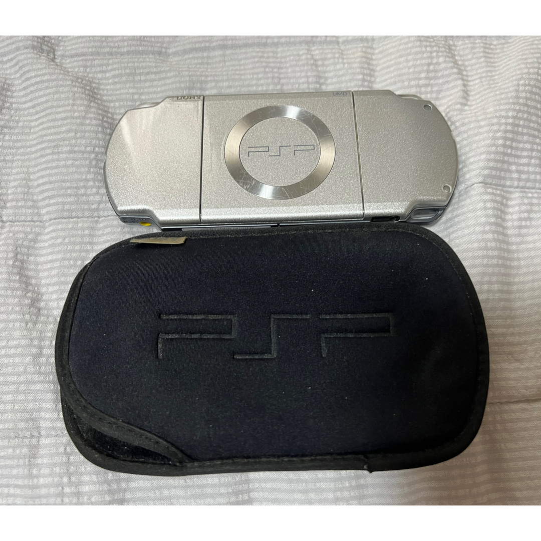 PlayStation Portable(プレイステーションポータブル)のPSP2000(シルバー) 本体+充電器 エンタメ/ホビーのゲームソフト/ゲーム機本体(携帯用ゲーム機本体)の商品写真