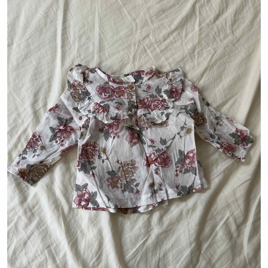 H&M(エイチアンドエム)のH&M 花柄ブラウス キッズ/ベビー/マタニティのベビー服(~85cm)(シャツ/カットソー)の商品写真