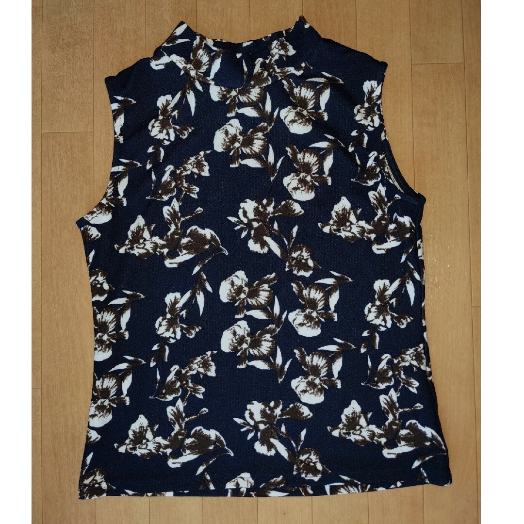 GU(ジーユー)のノースリーブ　花柄 レディースのトップス(シャツ/ブラウス(半袖/袖なし))の商品写真