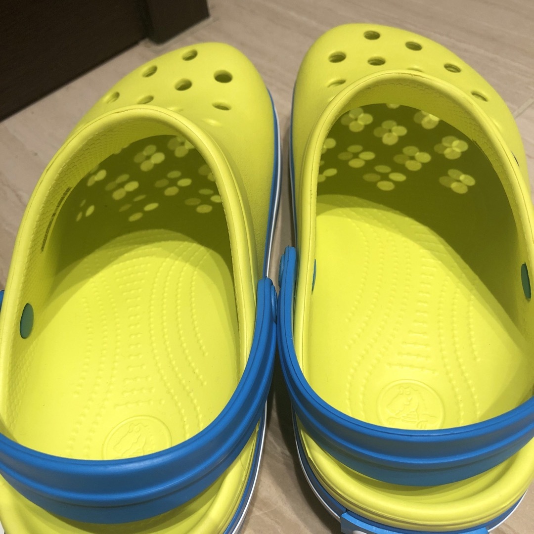 crocs(クロックス)の新品試着なしクロックスJ3(21センチ) キッズ/ベビー/マタニティのキッズ靴/シューズ(15cm~)(サンダル)の商品写真