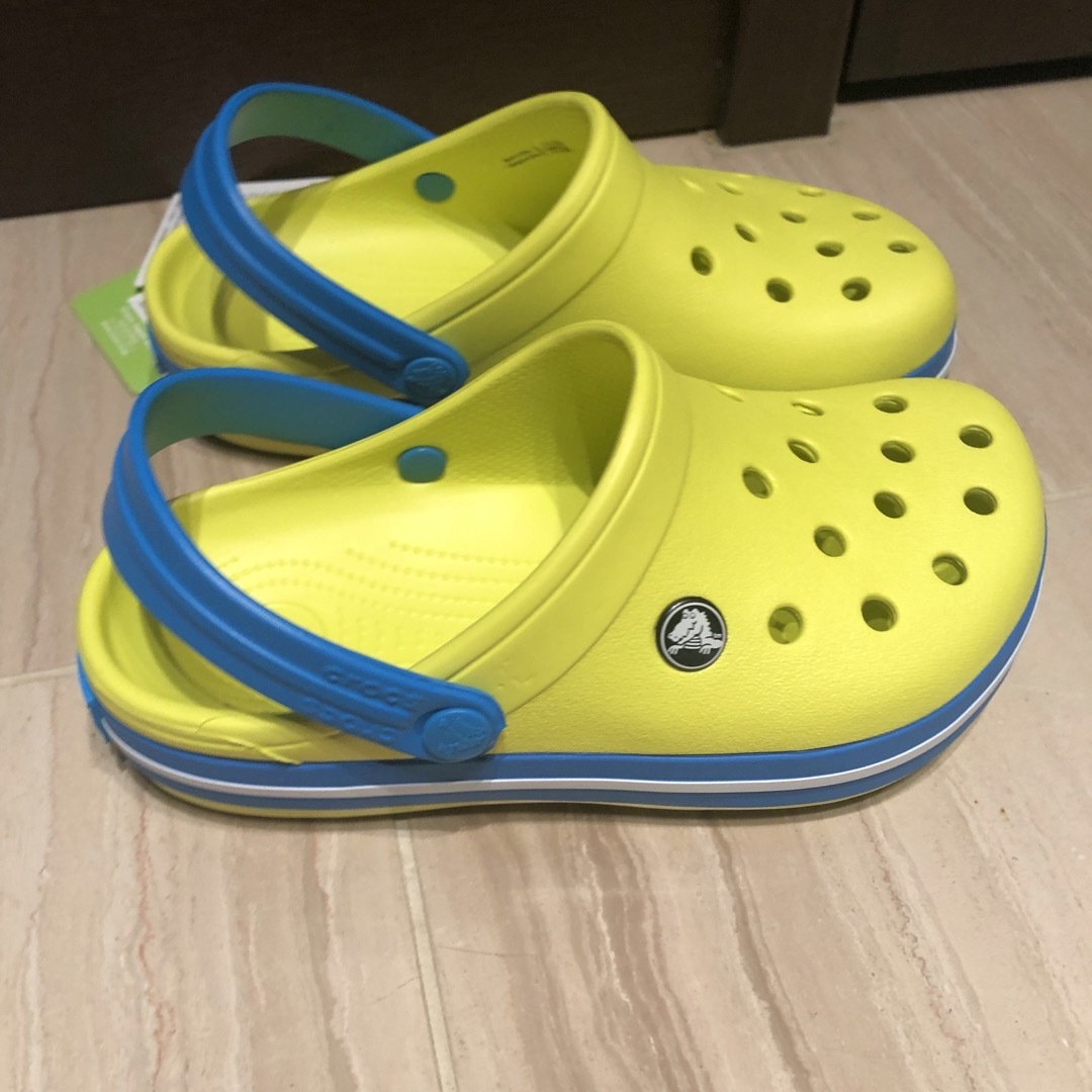 crocs(クロックス)の新品試着なしクロックスJ3(21センチ) キッズ/ベビー/マタニティのキッズ靴/シューズ(15cm~)(サンダル)の商品写真