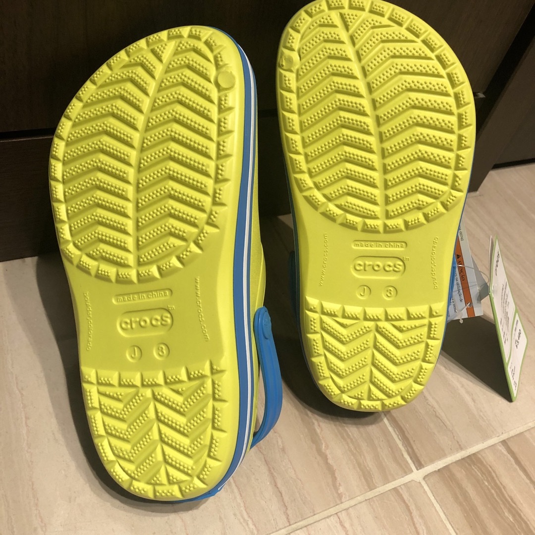 crocs(クロックス)の新品試着なしクロックスJ3(21センチ) キッズ/ベビー/マタニティのキッズ靴/シューズ(15cm~)(サンダル)の商品写真