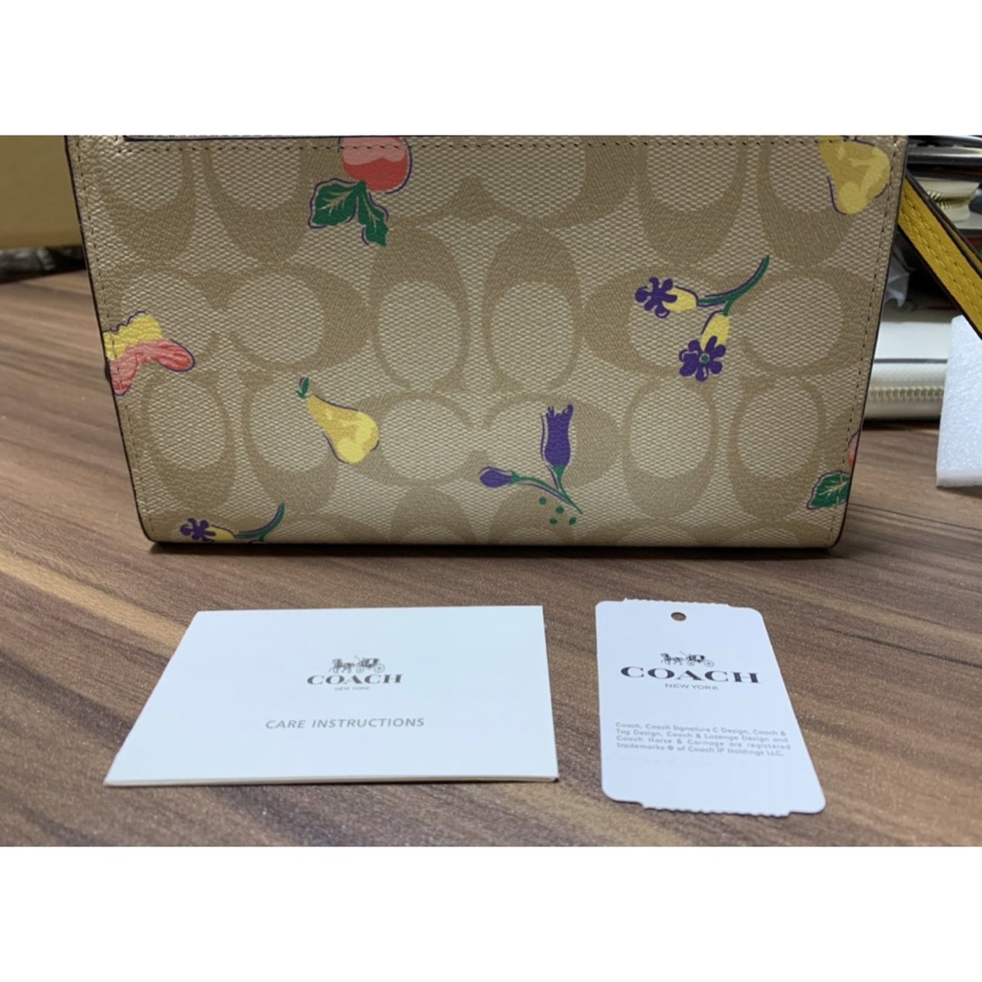 COACH(コーチ)の一品のみ　新品未使用　希少カラー　coach折財布ストラップ付き レディースのファッション小物(財布)の商品写真