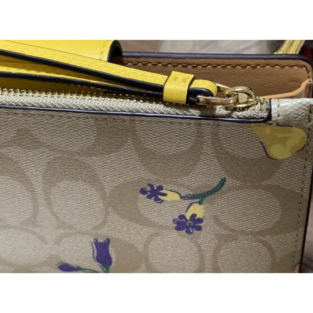 COACH(コーチ)の一品のみ　新品未使用　希少カラー　coach折財布ストラップ付き レディースのファッション小物(財布)の商品写真