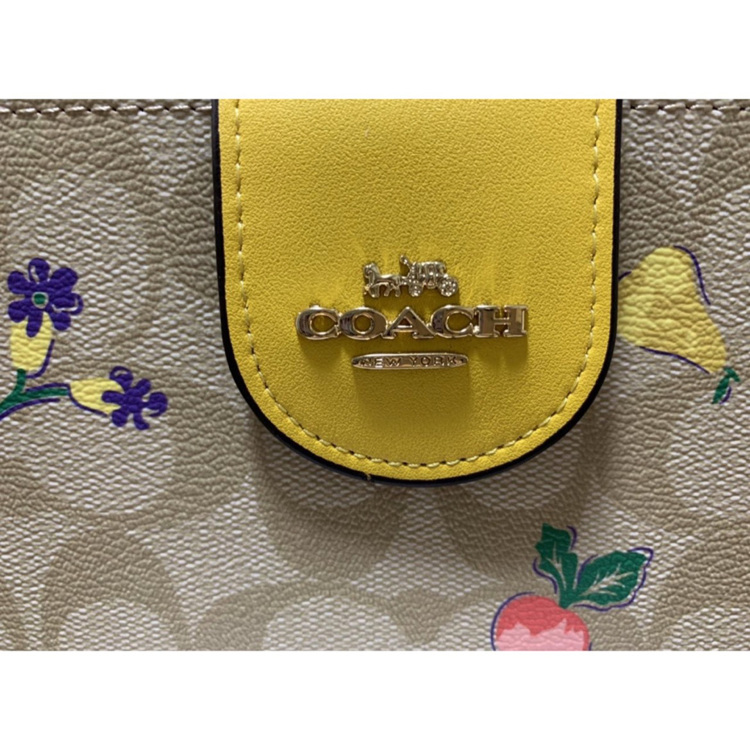 一品のみ　新品未使用　希少カラー　coach折財布ストラップ付きCOACH