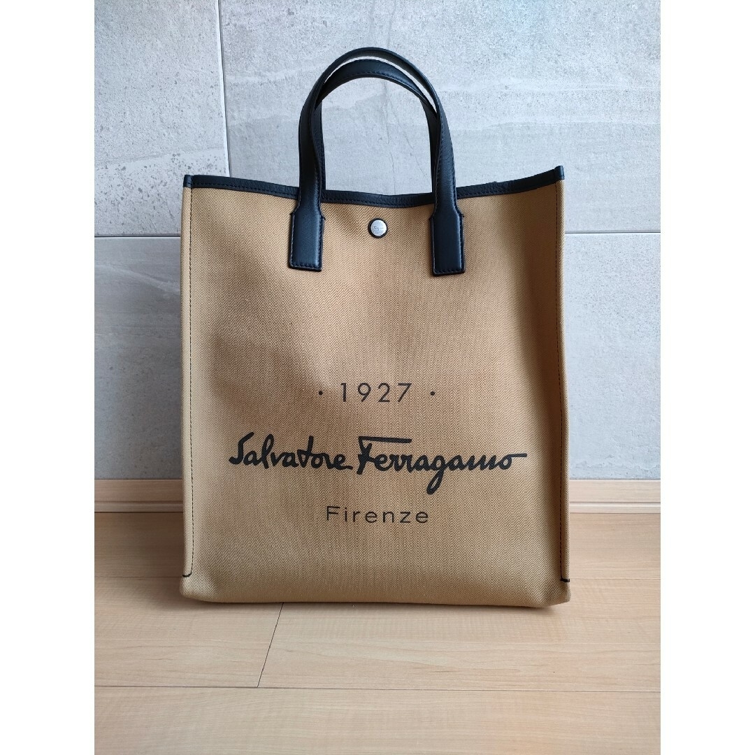 Salvatore Ferragamo(サルヴァトーレフェラガモ)のサルヴァトーレフェラガモ　1927キャンバスロゴトートバッグFerragamo メンズのバッグ(トートバッグ)の商品写真