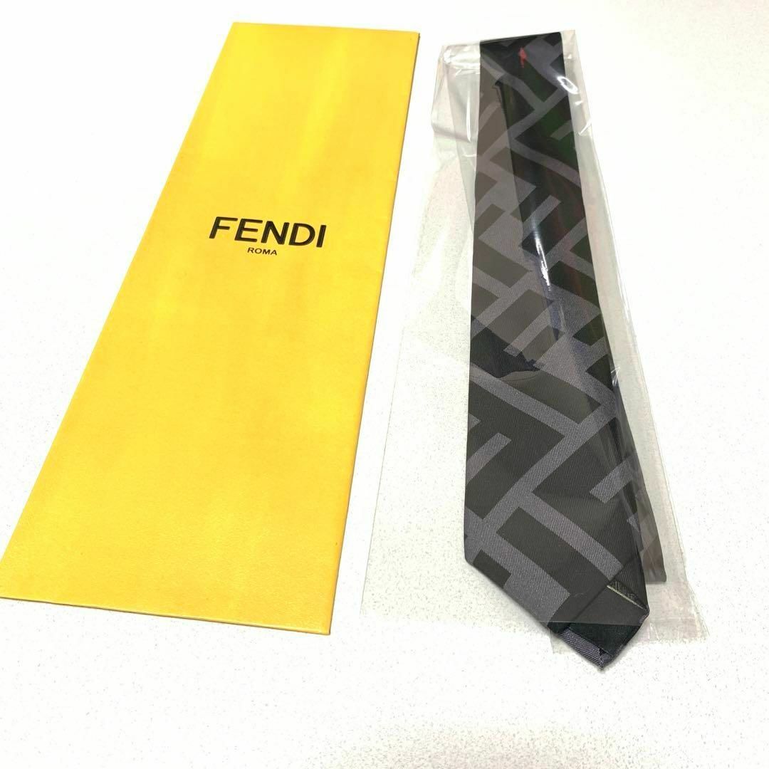 FENDI(フェンディ)の☆美品☆FENDI ビッグFロゴ ズッカ柄ネクタイ✨グレー✨ #067898 メンズのファッション小物(ネクタイ)の商品写真