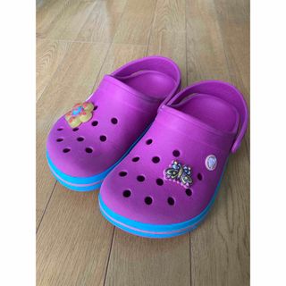 クロックス(crocs)のクロックス サンダル J1 (約19.5cm )ピンク ジビッツ付(サンダル)