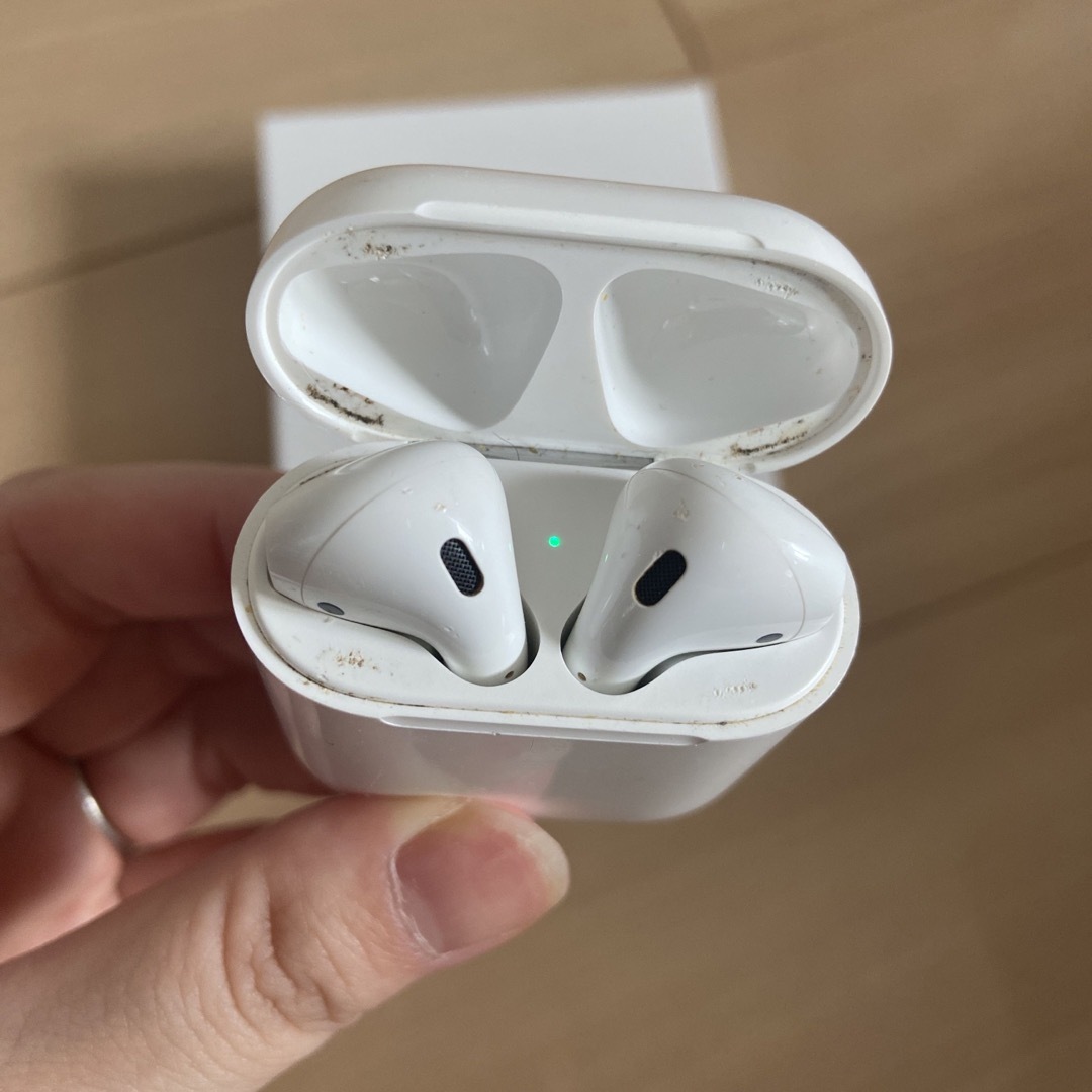 APPLE AirPods with Charging Case MV7N2J/ スマホ/家電/カメラのオーディオ機器(ヘッドフォン/イヤフォン)の商品写真