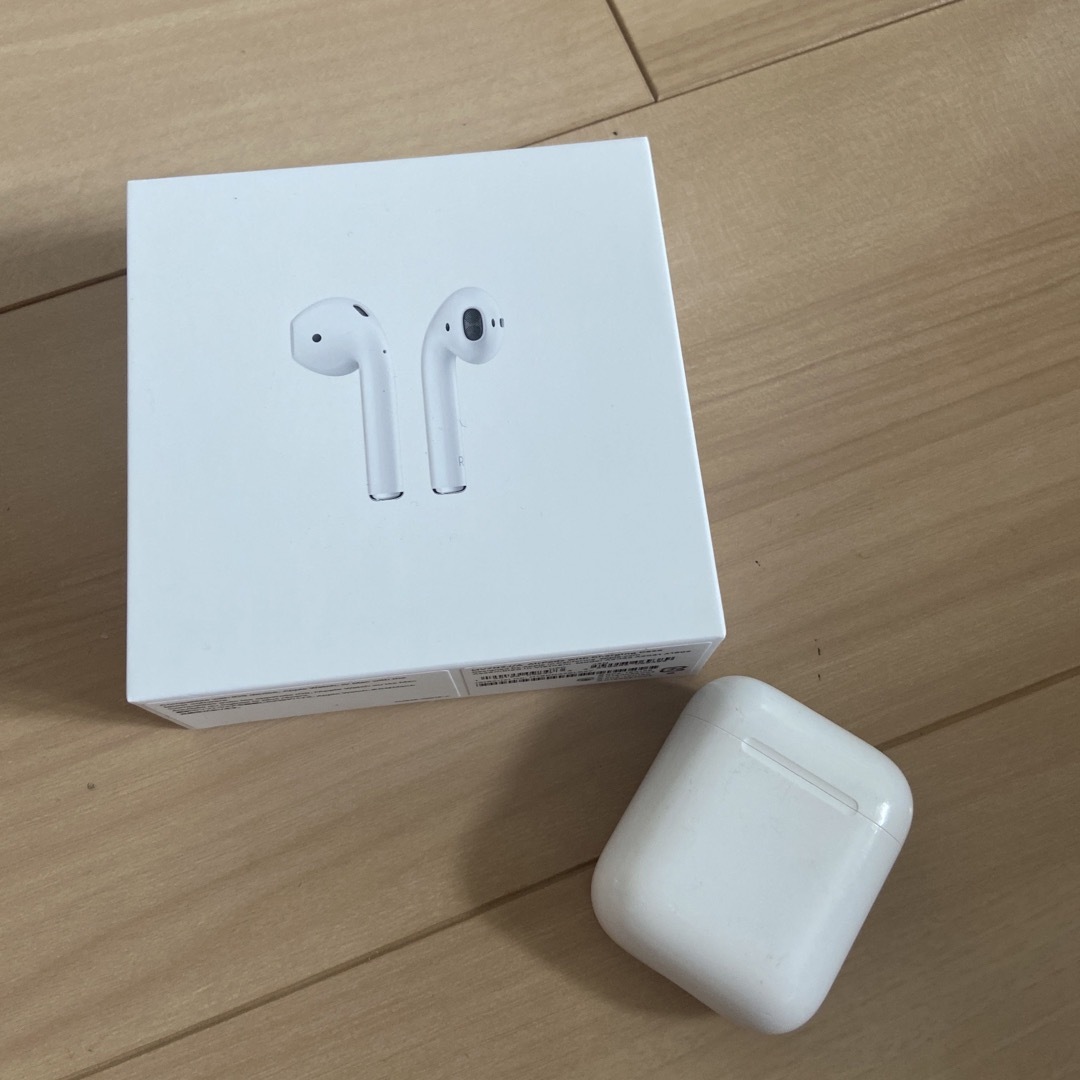 APPLE AirPods with Charging Case MV7N2J/ スマホ/家電/カメラのオーディオ機器(ヘッドフォン/イヤフォン)の商品写真